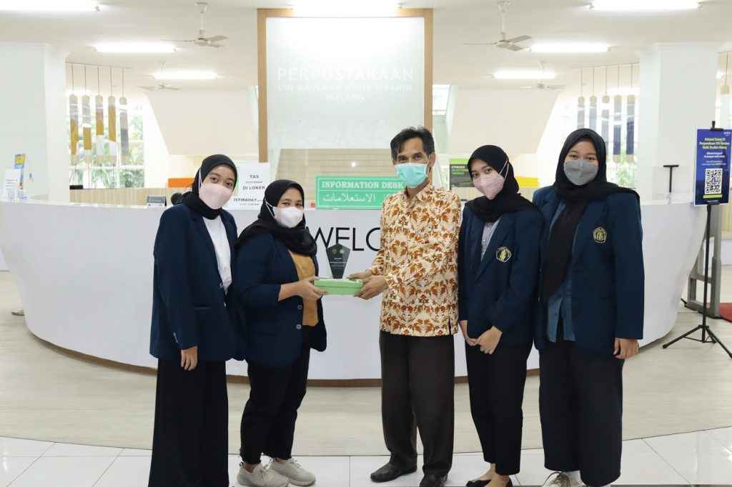 Mahasiswa UB Magan di Perpustakaan UIN Malang