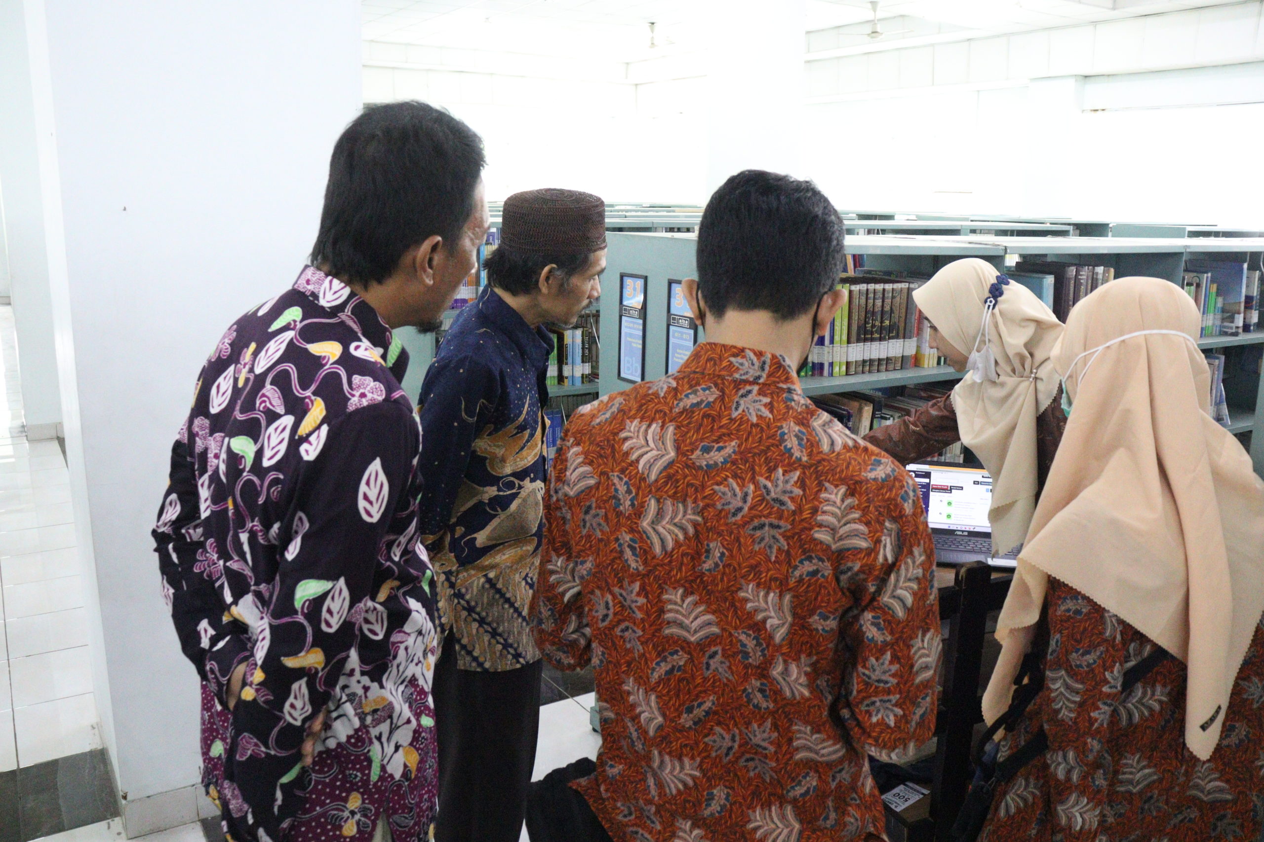 Pengelola Perpustakaan IAIN Madura Melihat Proses Stock Opname di Pusat Perpustakaan UIN Malang